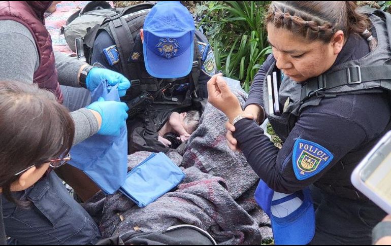 Minutos después, arribaron paramédicos de Protección Civil (PC), quienes se encargaron de estabilizar a la madre y a la recién nacida. ESPECIAL/X/@AlessandraRdlv