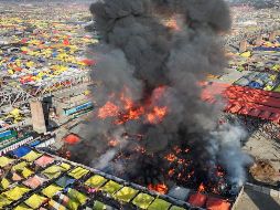 Según fuentes policiales citadas por el medio indio The Indian Express, el fuego destrozó una veintena de tiendas de campaña. AP
