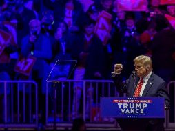 El presidente electo de Estados Unidos, Donald Trump, pronunció un discurso a sus seguidores en el estadio Capital One Arena este domingo en Washington. EFE/ A. Colmenares