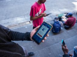 A prácticamente unos metros de Estados Unidos y con rostros de preocupación y tristeza, el grupo de migrantes analizaba qué hará tras está decisión migratoria del nuevo gobierno encabezado por el presidente Donald Trump. AP / F. LLANO