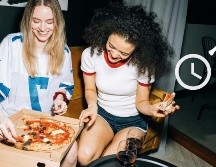 Es importante encontrar un horario de comida regular que se adapte a tu estilo de vida.ESPECIAL/Pexels y Canva