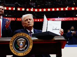 Trump firmó la salida del acuerdo climático, así como otras órdenes ejecutivas, poco después de asumir la presidencia de Estados Unidos, en el estadio Capital One de Washington, donde miles de seguidores lo aplaudieron y vitorearon por sus decisiones. EFE / A. Moneymaker