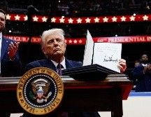 Trump firmó la salida del acuerdo climático, así como otras órdenes ejecutivas, poco después de asumir la presidencia de Estados Unidos, en el estadio Capital One de Washington, donde miles de seguidores lo aplaudieron y vitorearon por sus decisiones. EFE / A. Moneymaker