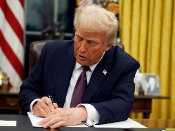 El presidente de EU, Donald Trump, firma órdenes ejecutivas en el Despacho Oval de la Casa Blanca el lunes 20 de enero de 2025 en Washington. AP / E. VUCCI