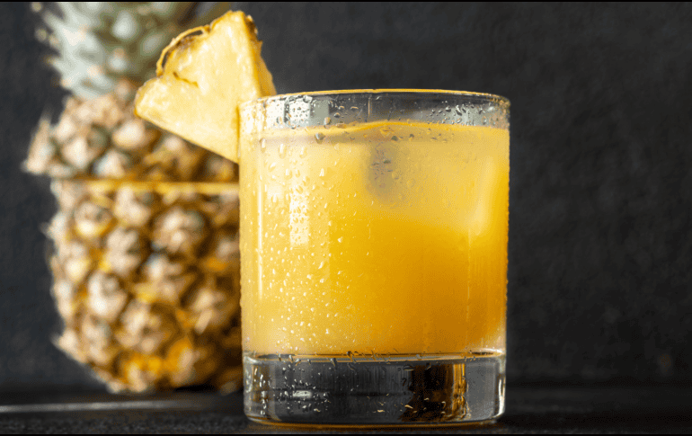 El jugo de piña puede ser un aliado refrescante en tu sana alimentación. CANVA