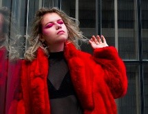 Vestir de rojo puede transmitir estilo, confianza y valentía. UNSPLASH / Romane Gautun