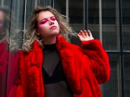 Vestir de rojo puede transmitir estilo, confianza y valentía. UNSPLASH / Romane Gautun