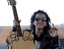 La guitarra que Alex Lora utilizará en el evento será rifada pasado el concierto. EFE / M. Guzmán