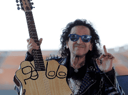 La guitarra que Alex Lora utilizará en el evento será rifada pasado el concierto. EFE / M. Guzmán