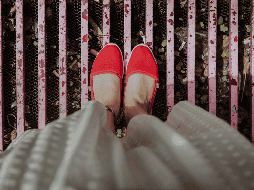 El color rojo expresa confianza y empoderamiento. Unsplash.