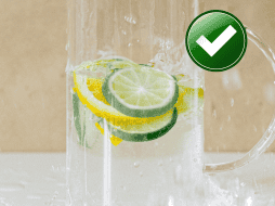El agua con limón aporta múltiples beneficios a la salud. PEXELS / CANVA