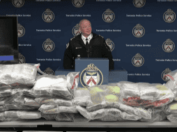 El jefe de la Policía de Toronto, Myron Demkiw, indicó en una conferencia de prensa este martes que las autoridades están buscando a tres personas más (dos mexicanos y un canadiense) en relación con el alijo. ESPECIAL