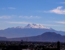Las autoridades recomiendan a la población el consumo de líquidos calientes para mantener el calor corporal. NTX / ARCHIVO