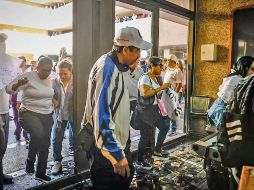 Tras meses de enfrentamientos entre grupos rivales de la delincuencia organizada, los habitantes de Sinaloa entraron por la fuerza al Palacio de Gobierno para exigirle al gobernador que renuncie. EL UNIVERSAL