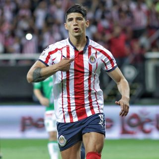 ¿Cuántos delanteros pasaron por Chivas antes del regreso de Alan Pulido?