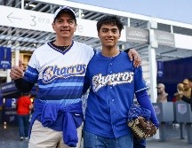 Desde temprano, las inmediaciones del estadio se llenaron de familias, grupos de amigos y fanáticos que portaban con orgullo las camisetas y gorras de los Charros. CORTESÍA