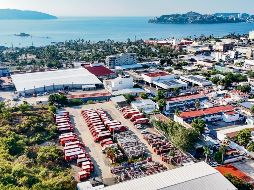 Camiones repartidores estacionados en un centro de distribución de una empresa refresquera. EFE