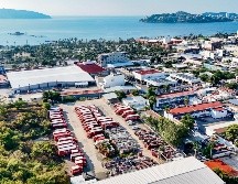 Camiones repartidores estacionados en un centro de distribución de una empresa refresquera. EFE