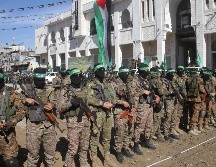 Soldados palestinos, durante la liberación de rehenes israelíes en Gaza. EFE / M. Zaki