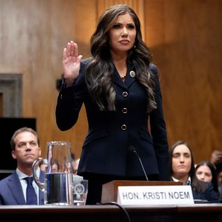 Senado confirma a Kristi Noem como secretaria de Seguridad Nacional de Trump