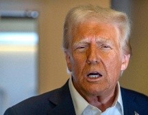 El presidente estadounidense Donald Trump habla con los reporteros a bordo del Air Force One en un viaje de Las Vegas a Miami, el sábado 25 de enero de 2025. AP / M. Schiefelbein