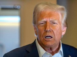 El presidente estadounidense Donald Trump habla con los reporteros a bordo del Air Force One en un viaje de Las Vegas a Miami, el sábado 25 de enero de 2025. AP / M. Schiefelbein