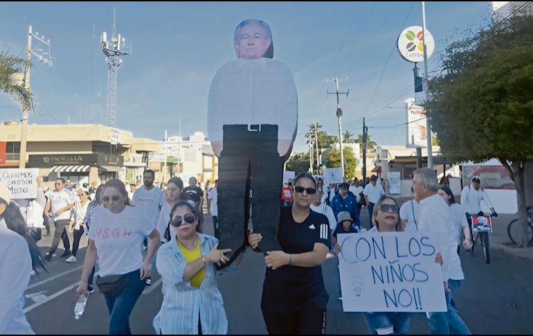 Manifestantes cargan una figura del gobernador Rubén Rocha Moya, a quien responsabilizan de la situación en Sinaloa. EL UNIVERSAL