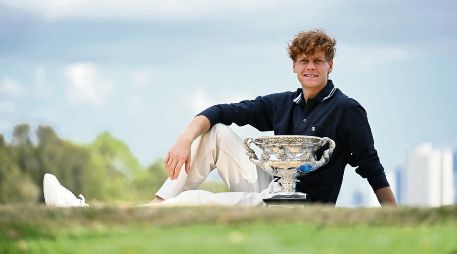 Jannik Sinner borró a Alexander Zverev para conseguir el bicampeonato en Melbourne. EFE