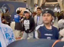 El agresor (gorra azul hacia atrás) fue detenido en el estadio. ESPECIAL