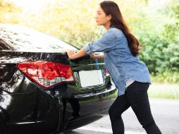 Es importante realizar un mantenimiento preventivo a tu auto para reducir las probabilidades de que se detenga en plena circulación. CANVA