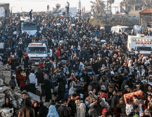 Miles de desplazados atraviesan la carretera de Rashid, que atraviesa Gaza de norte a sur junto a la costa, para cruzar Netzarim y volver a sus hogares. EFE / M. SABER