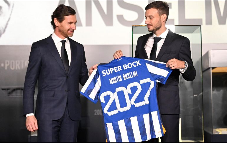 El entrenador argentino estará vinculado al club portugués hasta al menos 2027, lo que ha generado gran expectativa entre los aficionados. EFE / F. Veludo