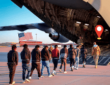 Migrantes ingresando a un avión para un vuelo de deportación, foto tomada por la portavoz de la Casa Blanca, Karoline Leavitt. EFE/ @presssec