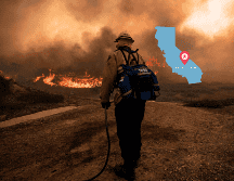 Bomberos trabajando para controlar el incendio de Silverado al sur de Los Ángeles, California, Estados Unidos. EFE/E. Laurent