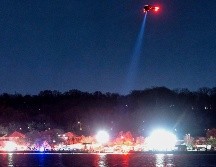 Los equipos de rescate buscan en el río Potomac después del accidente. EFE