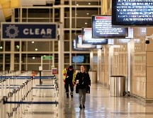 Pantallas muestran información sobre la suspensión de vuelos en una sala casi vacía del aeropuerto Ronald Reagan, en Arlington, Virginia. EFE/W. Oliver