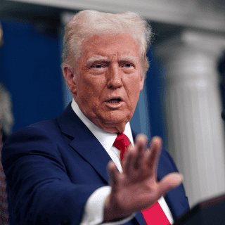 Trump confirma contactos con Rusia para repatriar a víctimas del accidente aéreo