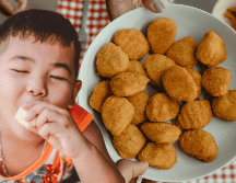 Este caso subraya la necesidad de educar a las familias sobre la importancia de una buena alimentación desde los primeros años de vida.  UNSPLASH/Tyson CANVA