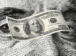 El Presidente Trump señaló este jueves que Estados Unidos aplicará un arancel del 25 por ciento a las importaciones de México y Canadá, lo cual ha impactado en la cotización del dólar. CANVA/ ESPECIAL