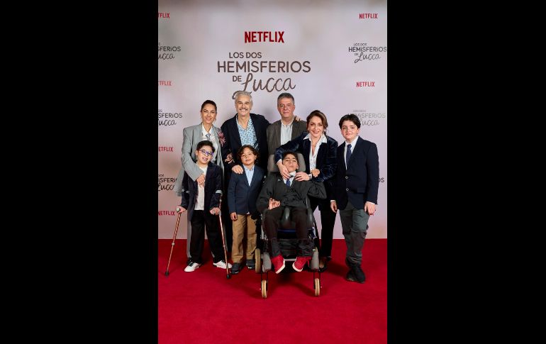 El elenco protagonista con la familia de Bárbara Anderson. MISAEL COVARRUBIAS/NETFLIX©2025.