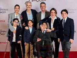 El elenco con la familia de Bárbara Anderson. MISAEL COVARRUBIAS/NETFLIX©2025.