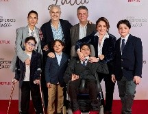 El elenco con la familia de Bárbara Anderson. MISAEL COVARRUBIAS/NETFLIX©2025.