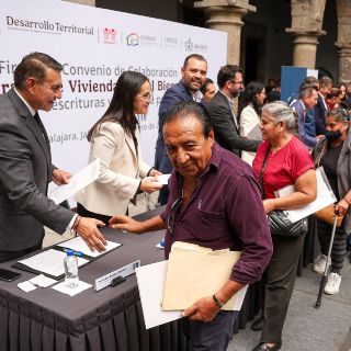 Familias de Zapopan reciben escrituras de sus viviendas tras años de espera