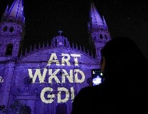 Desde antes de las 20:00 horas, los asistentes comenzaron a congregarse en las inmediaciones de la Catedral, ansiosos por presenciar el espectáculo visual. EL INFORMADOR/ H. Figueroa.