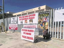 Ciudadanos protestan al exterior e interior del Congreso de Sinaloa. EL UNIVERSAL