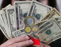El dólar al menudeo se cotiza este viernes en 21.21 pesos a la venta en las ventanillas de las sucursales de Banamex, lo que significó un incremento respecto a los 21.17 unidades con que inició la jornada. ESPECIAL / EFE y CANVA
