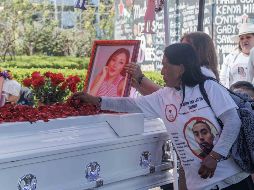 Escoltado por decenas de activistas y familiares, un ataúd blanco cubierto de pétalos de rosa descendió de una carroza blanca, en las inmediaciones de la avenida Reforma, en el corazón de la capital. SUN/ ARCHIVO.