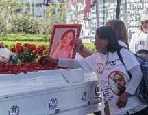 Escoltado por decenas de activistas y familiares, un ataúd blanco cubierto de pétalos de rosa descendió de una carroza blanca, en las inmediaciones de la avenida Reforma, en el corazón de la capital. SUN/ ARCHIVO.
