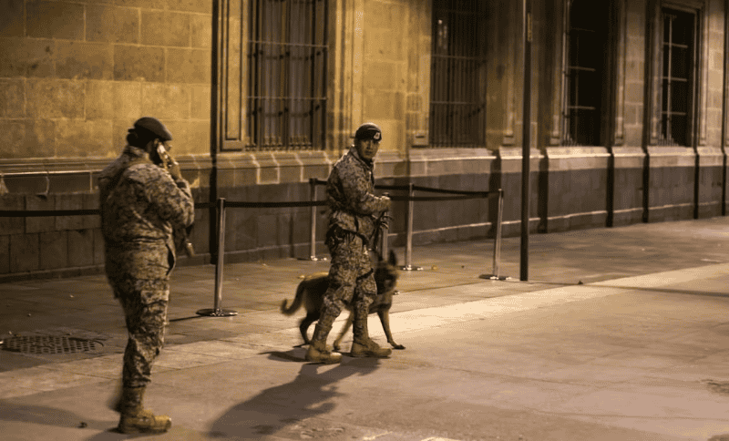 Secretaría de la Defensa Nacional inspecciona las inmediaciones de Palacio Nacional donde está noche se encuentra reunido el gabinete pleno de la Presidenta Claudia Sheinbaum. SUN / F. Rodríguez