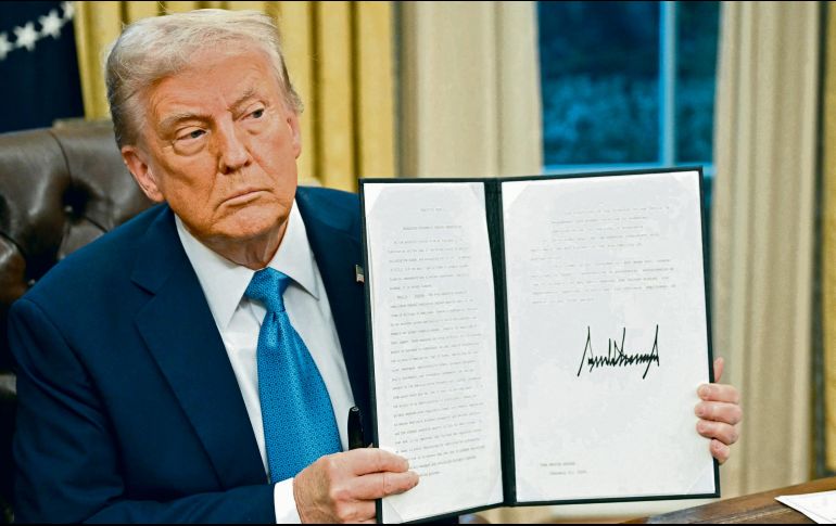 El presidente de la Unión Americana firmó la Orden Ejecutiva para cobrar más impuestos a Canadá, México y China, como medida de presión. AFP